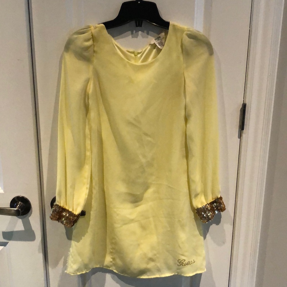 Yellow dress with sequenced sleeve